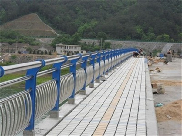 百色不锈钢桥梁护栏的特性及其在现代建筑中的应用